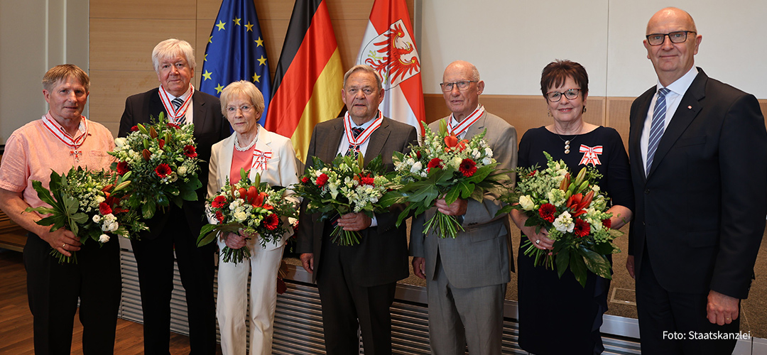 Gruppenbild der Ausgezeichneten bei der Verleihung des Landesverdienstorderns 2025