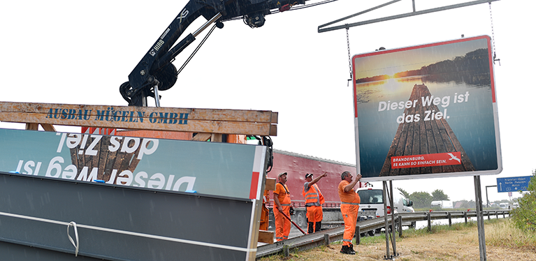 Autobahnschild "Dieser Weg ist das Ziel"